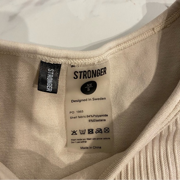 Stronger rib knit seamless crop top designed in Sweden athletic wear - Picture 5 of 7